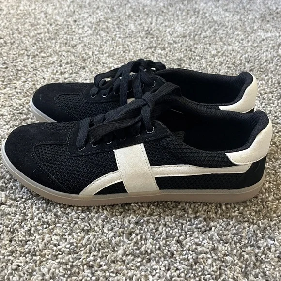 NWOT Eileen Fisher Black and Cream Sneakers, super light and comfortable, sz 7.5 - Picture 3 of 8